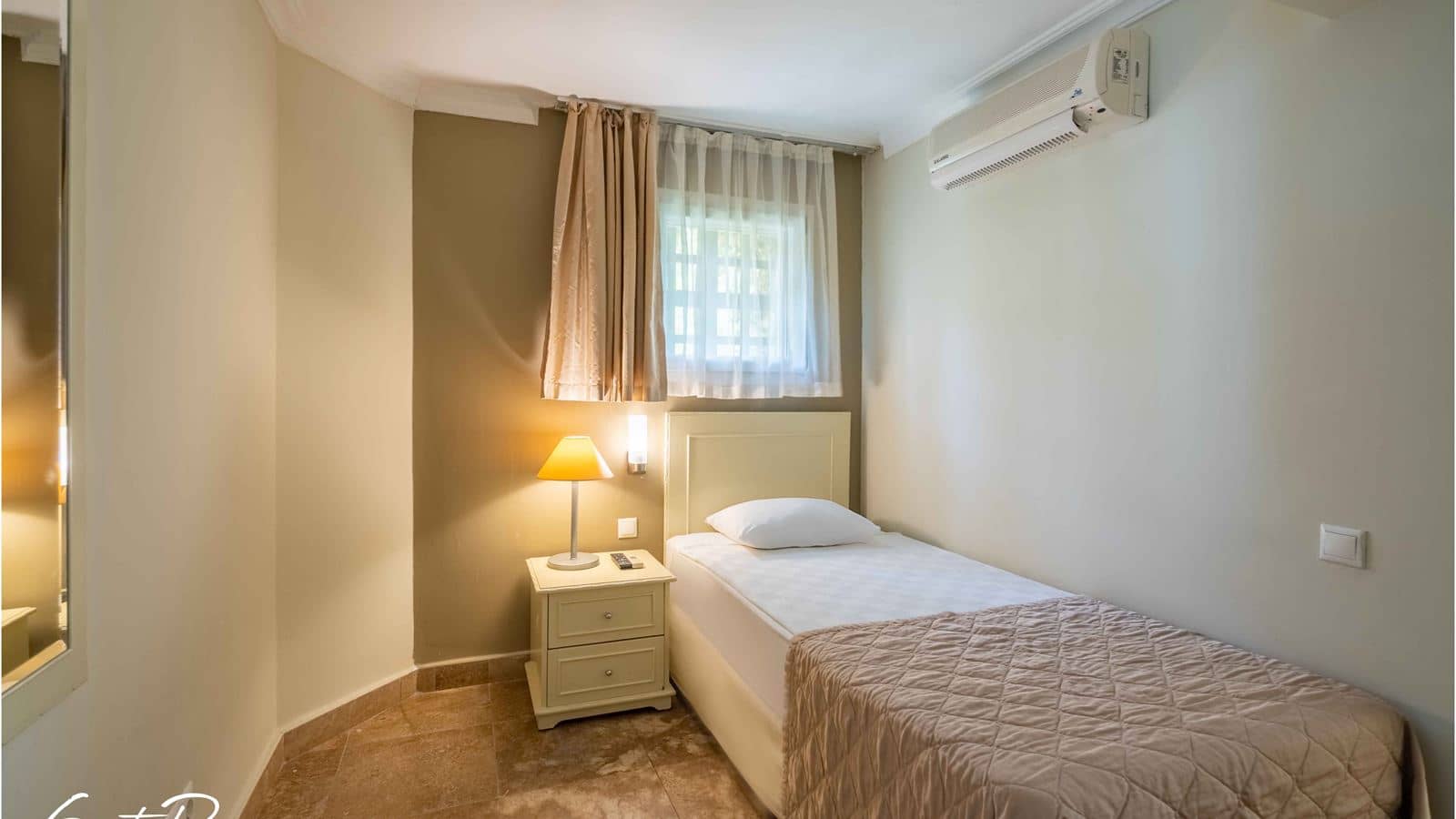 rooms-suit-room