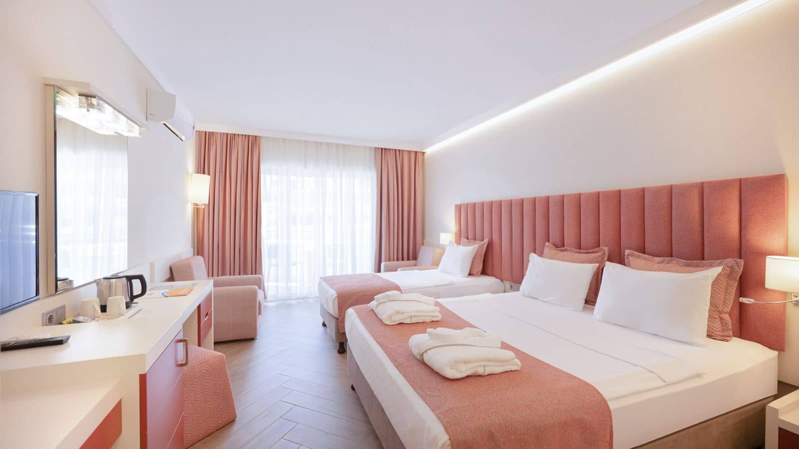 rooms-standard-room-pool-view