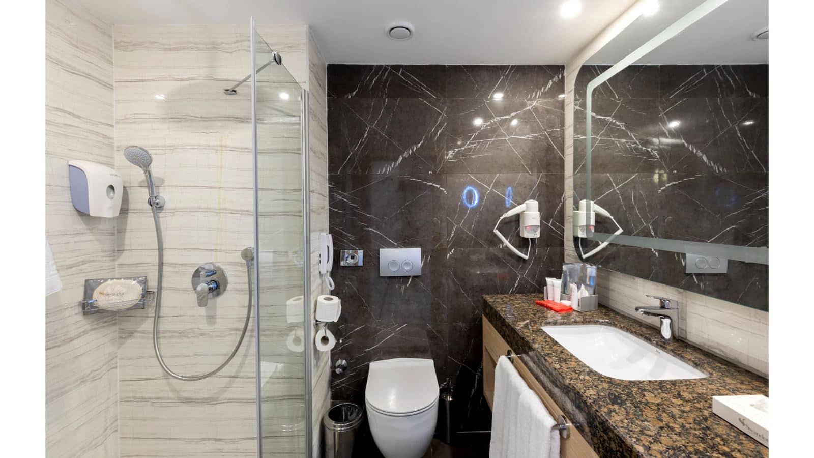 rooms-deluxe-family-room