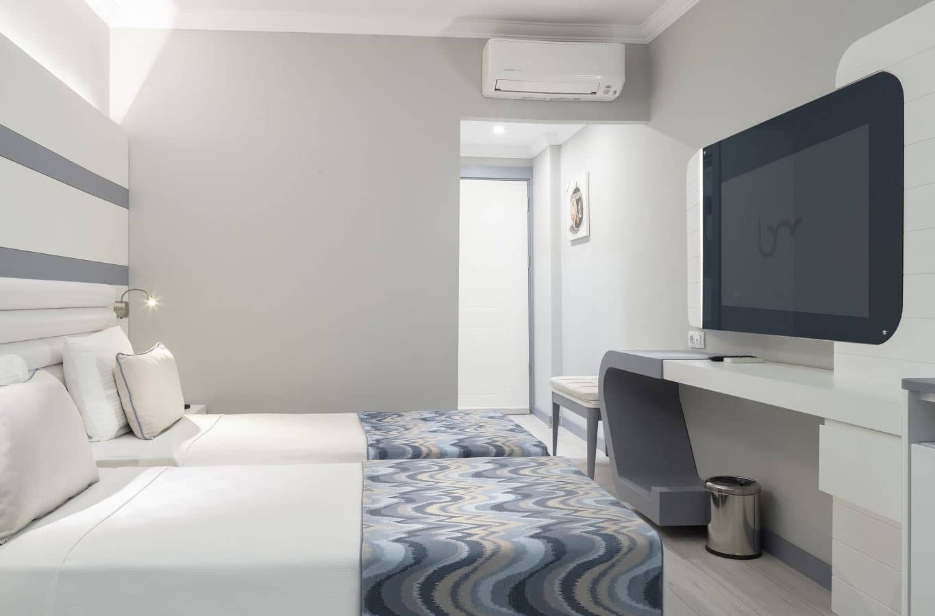 rooms-deluxe-standard-room-with-french-balcony