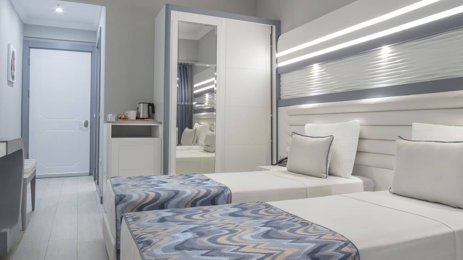rooms-deluxe-standard-pool-view