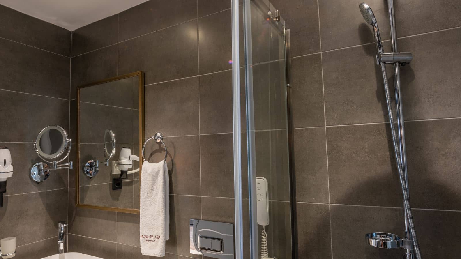 rooms-family-room-economy