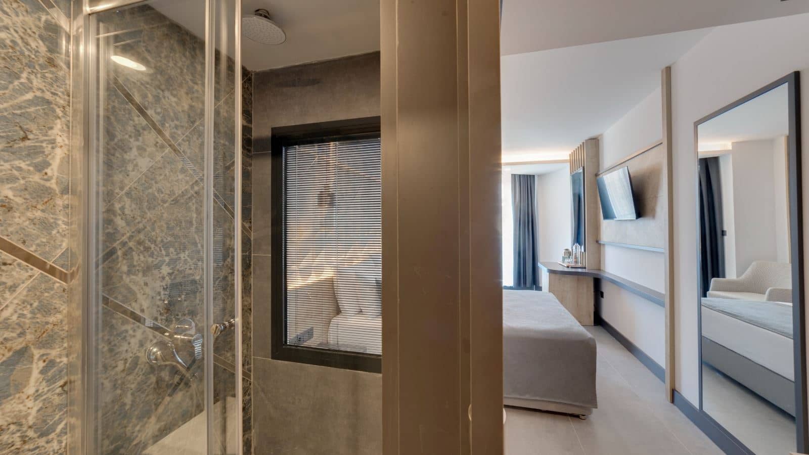 rooms-deluxe-room-balcony