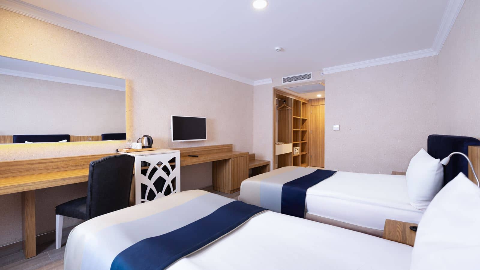rooms-jacuzzi-deluxe-suite-sea-view