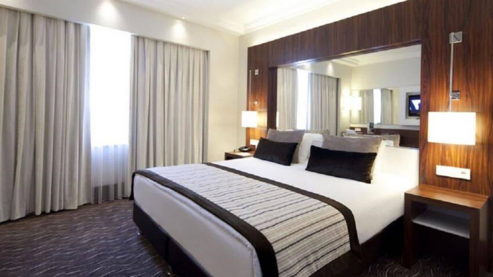 rooms-quenn-suit