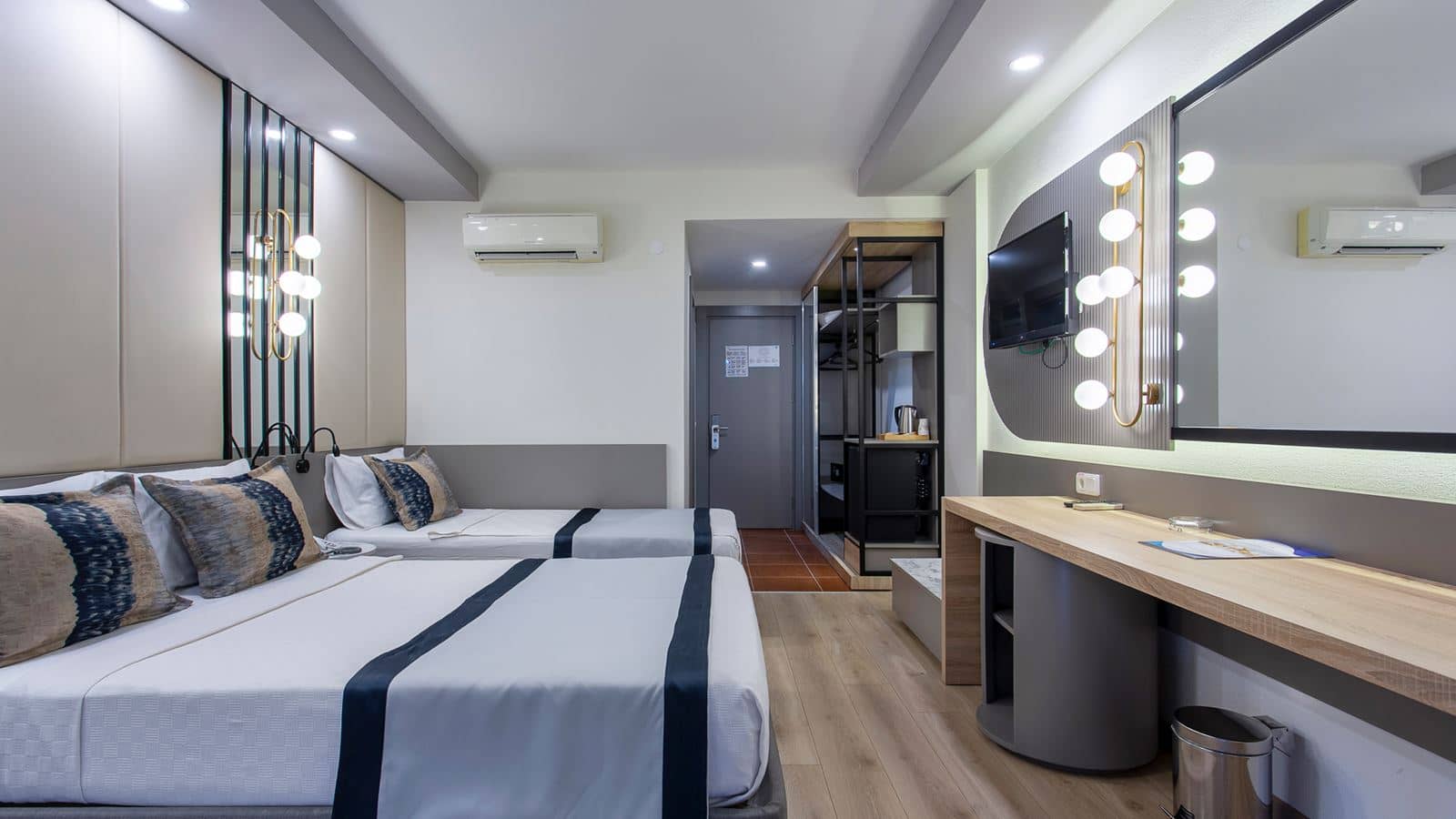 rooms-aqua-standard-large-room