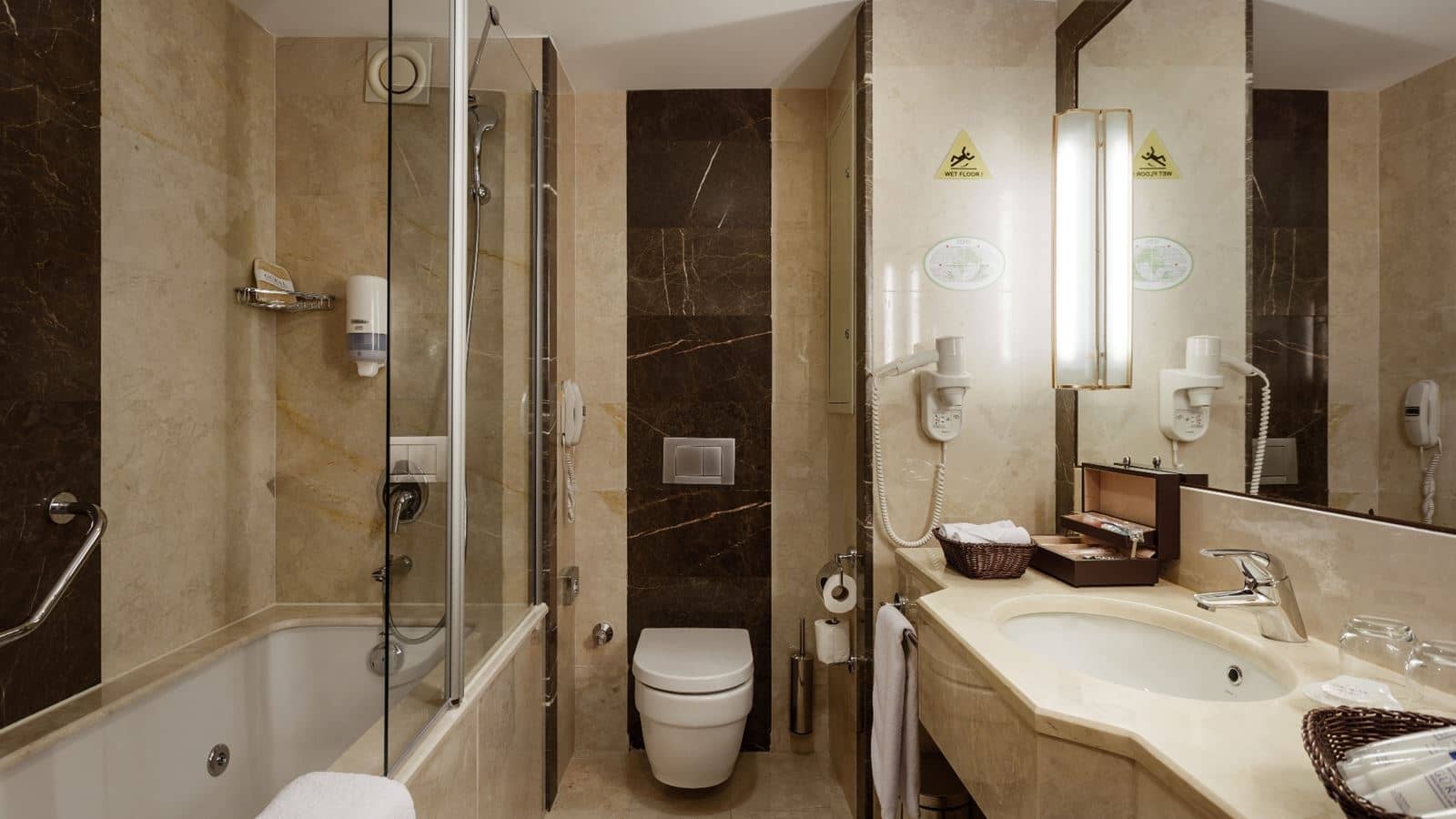 rooms-deluxe-room