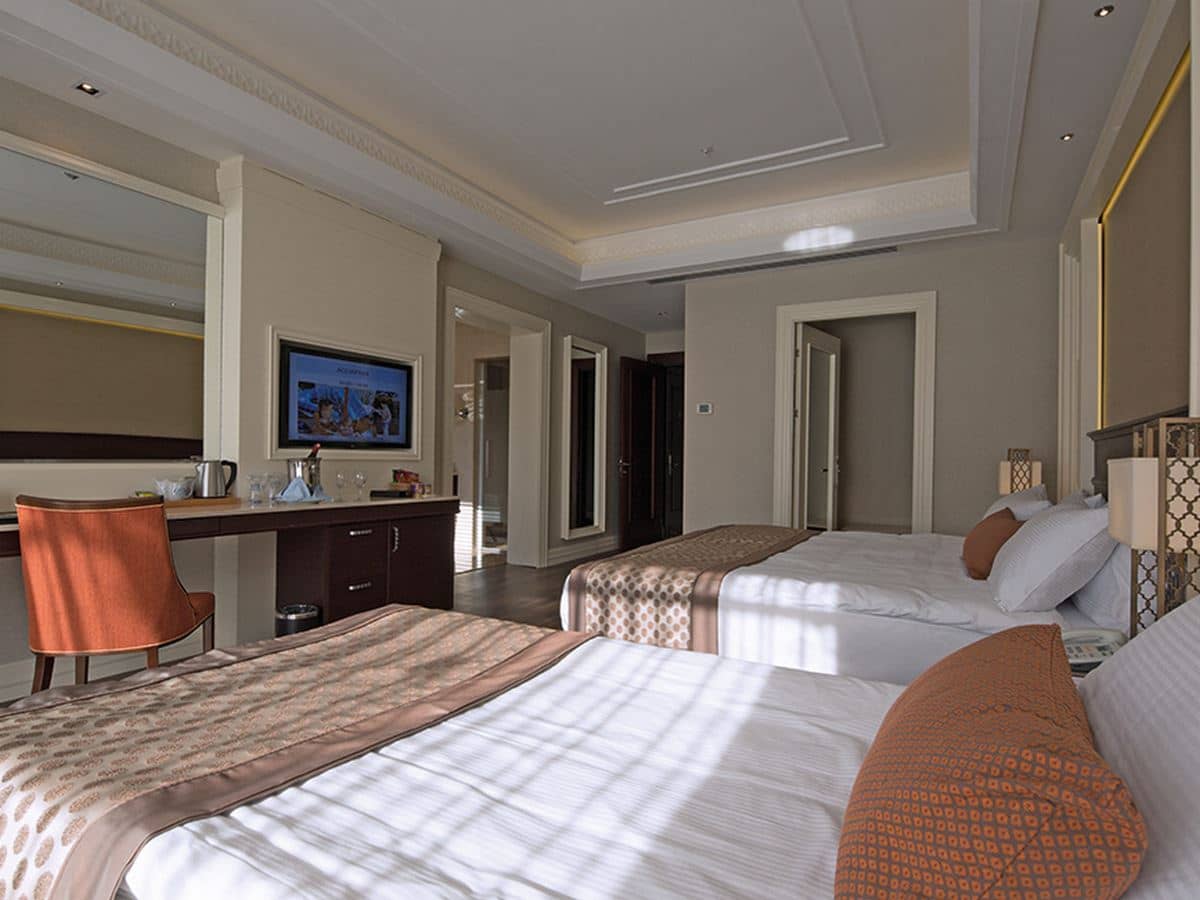 rooms-deluxe-pool-family-room