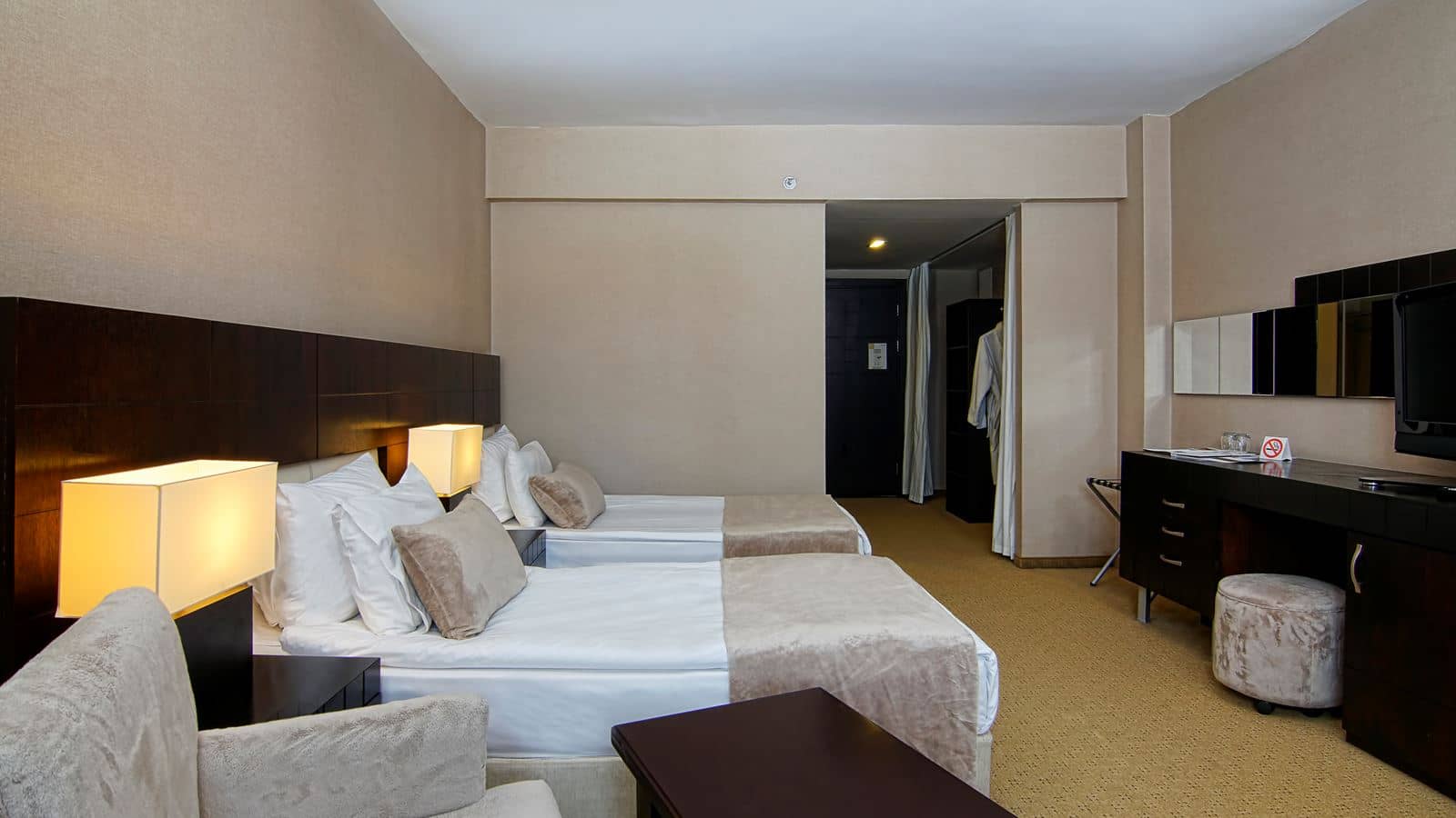 rooms-deluxe-room