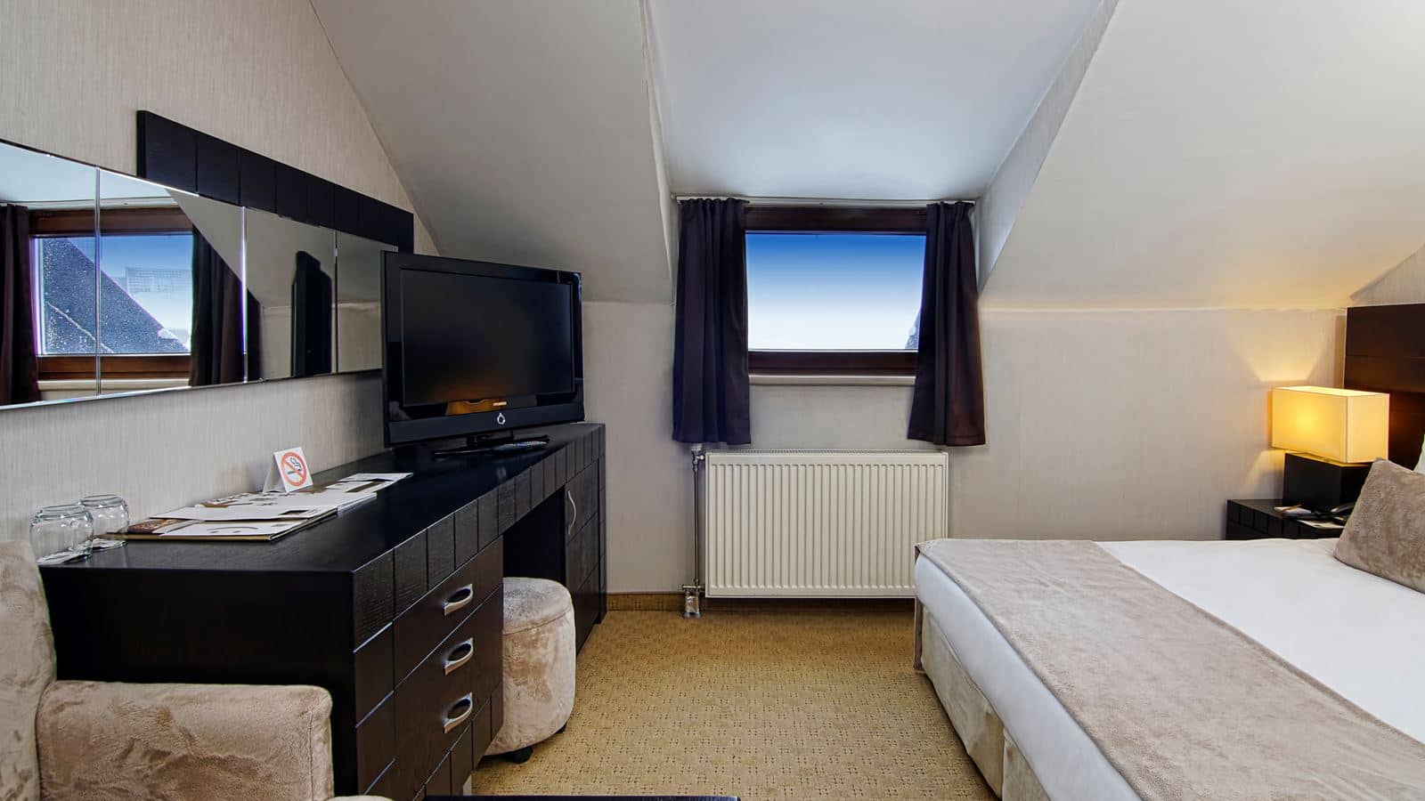 rooms-deluxe-room