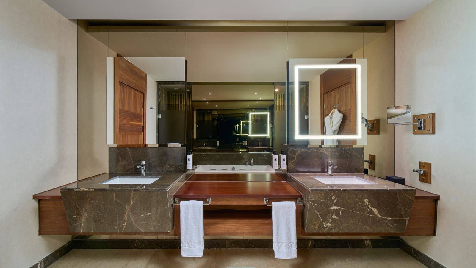 rooms-royal-deluxe-suite