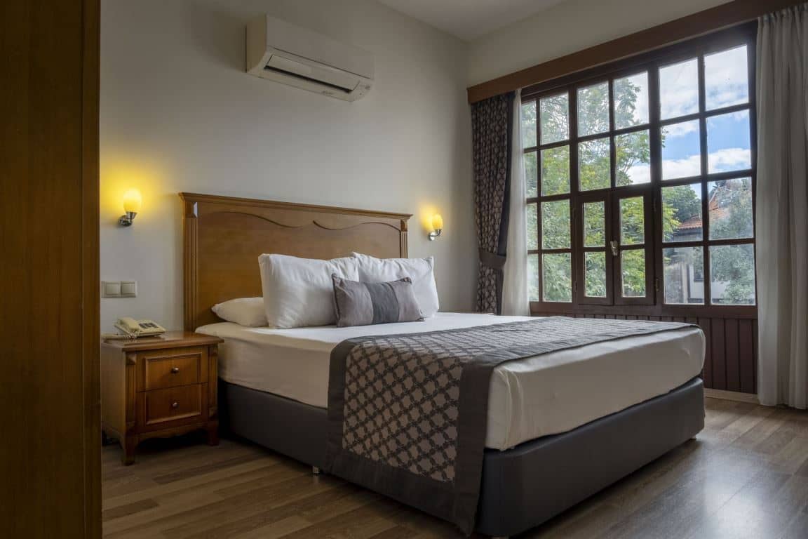 rooms-standard-deluxe-room