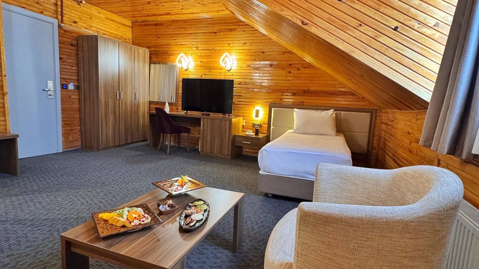 rooms-deluxe-suite