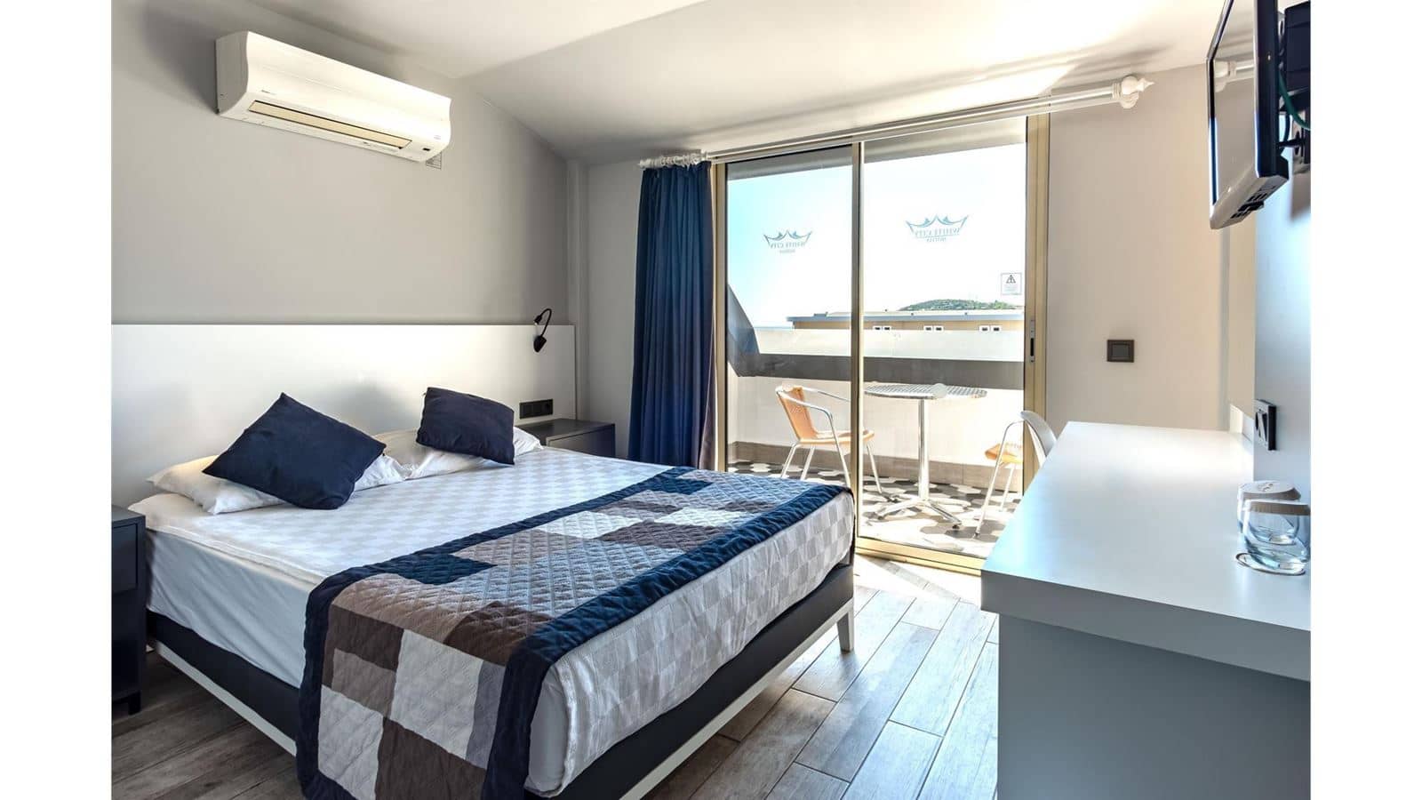 rooms-standard-room-side-sea-view