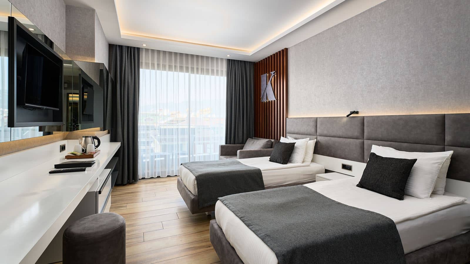 rooms-deluxe-family-room