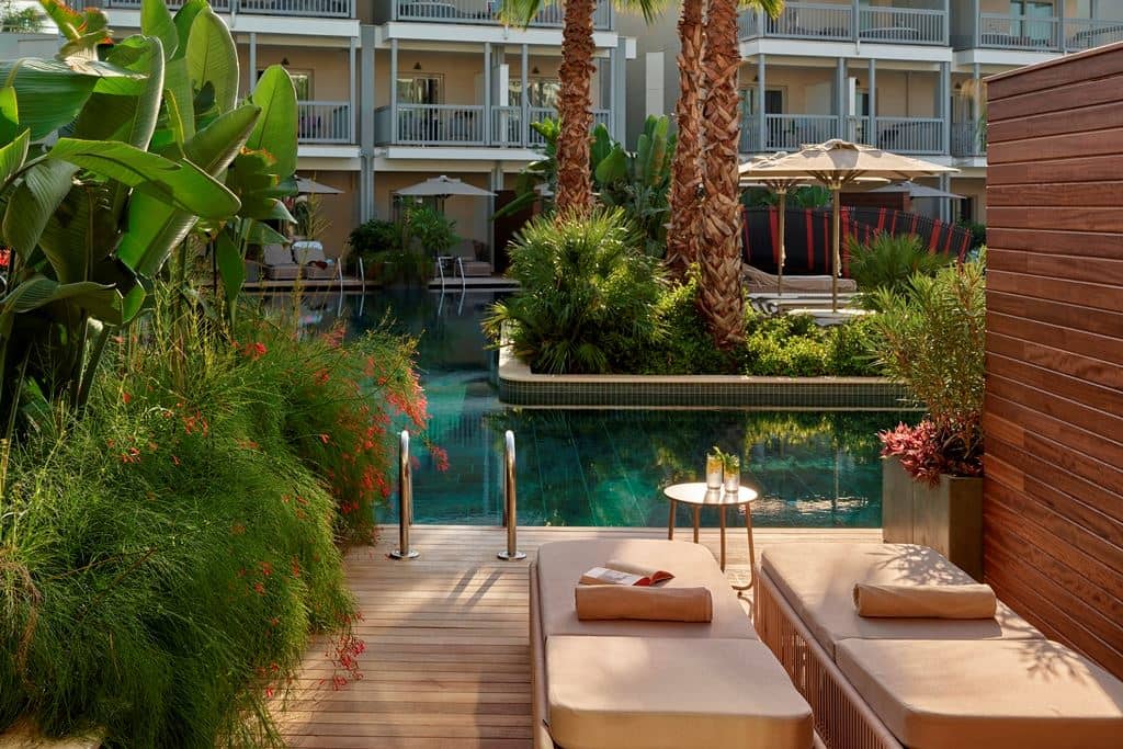 rooms-deluxe-lagoon-room-swimup