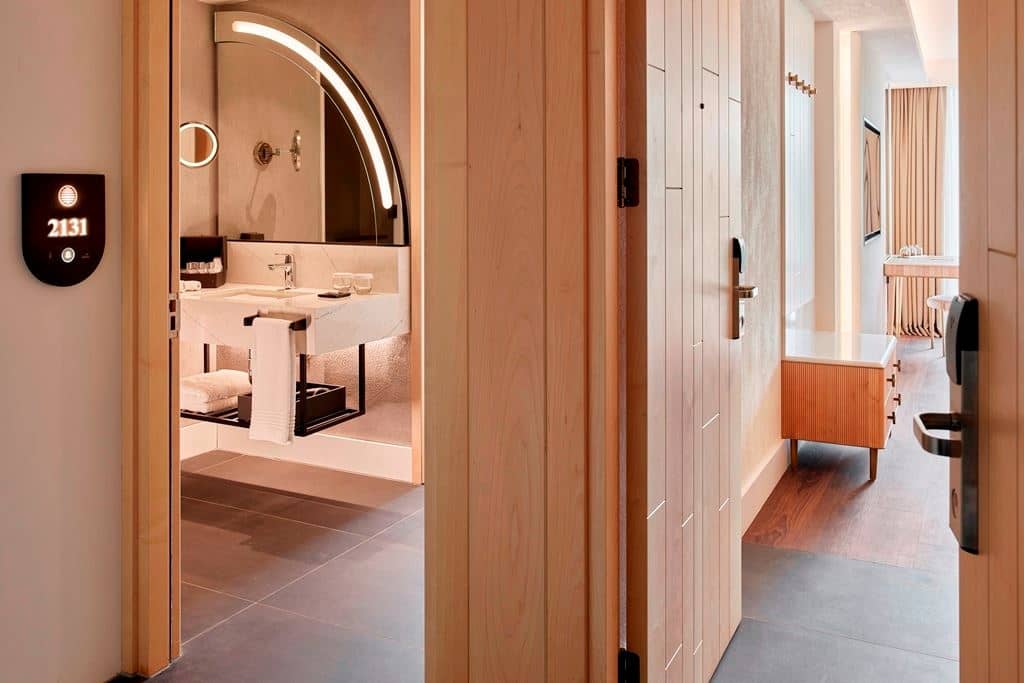 rooms-deluxe-family-suite-swimup