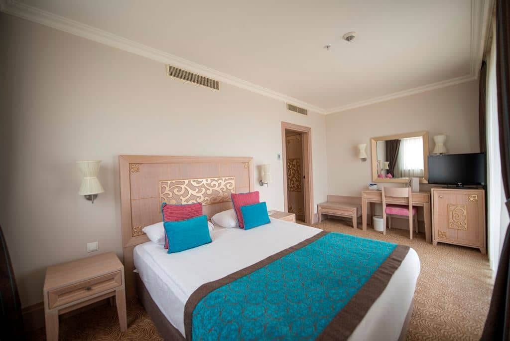 rooms-family-room-land-view-2-bedrooms