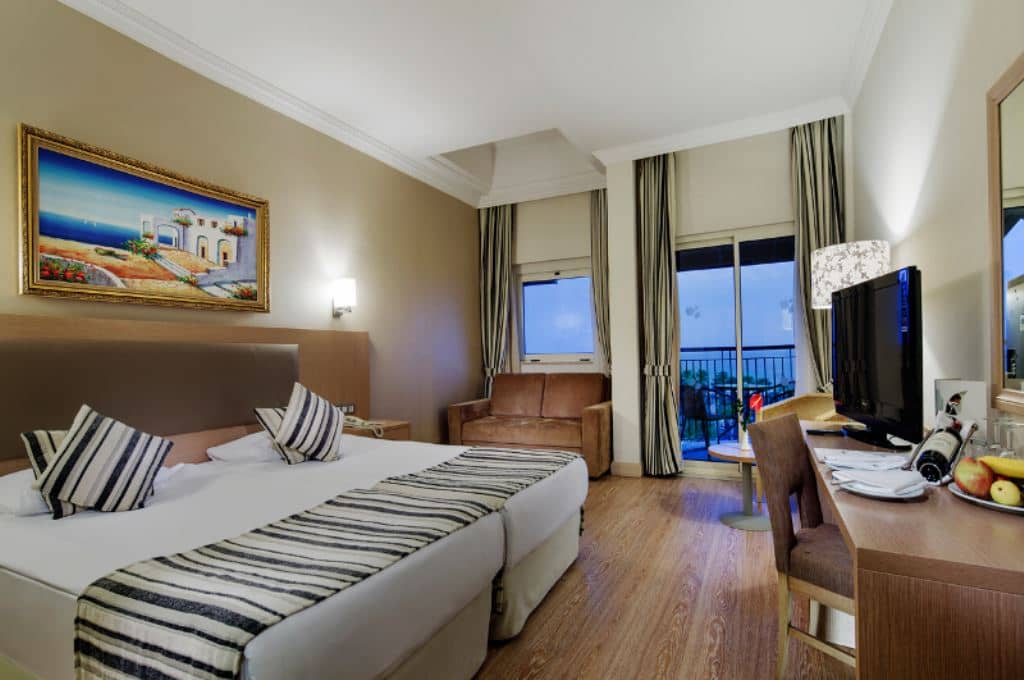 rooms-standard-room-side-sea-view