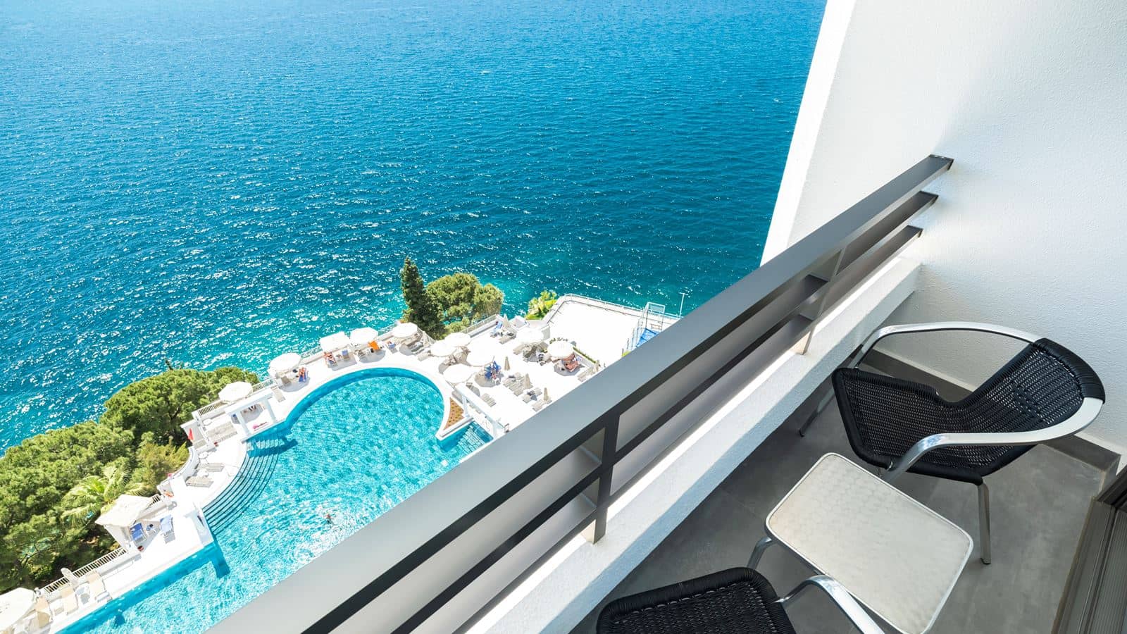 rooms-large-room-seaview-balcony