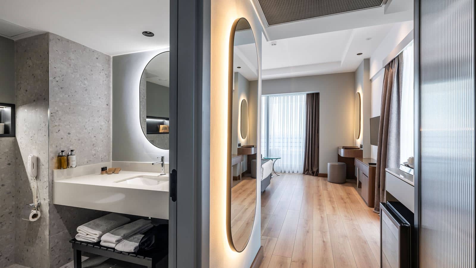 rooms-large-room-seaview-balcony