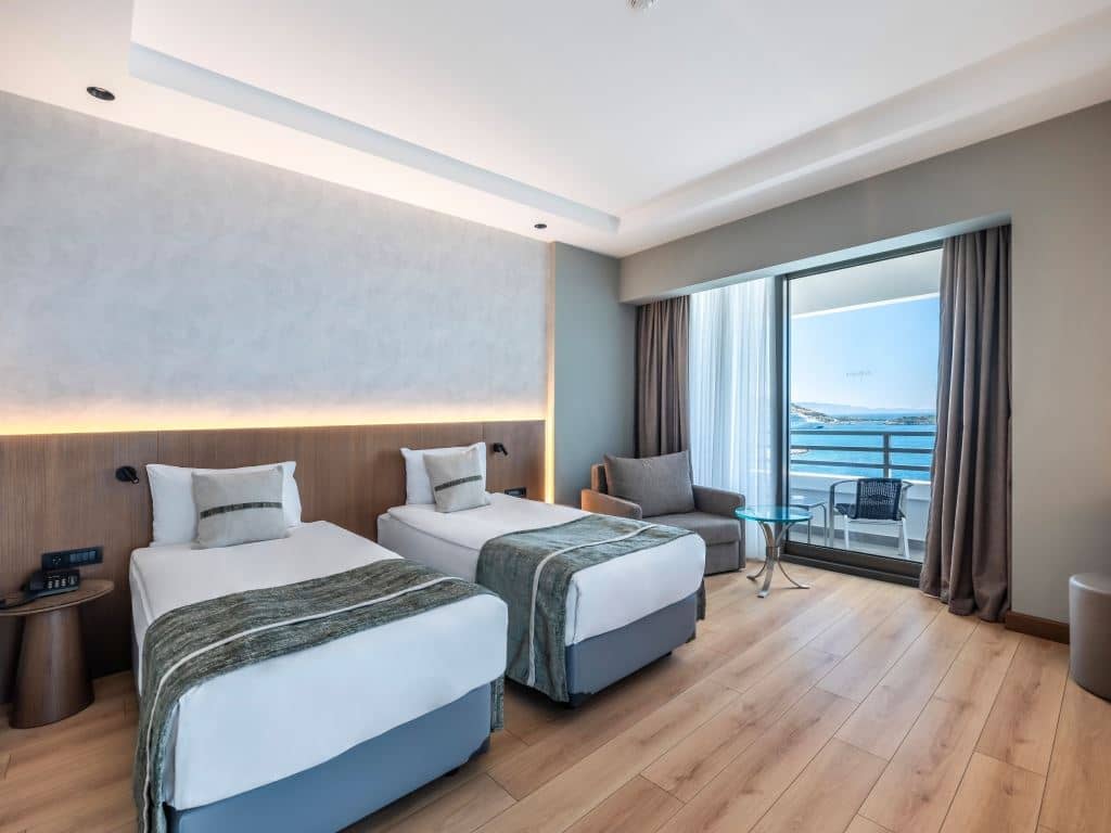 rooms-large-room-seaview-balcony