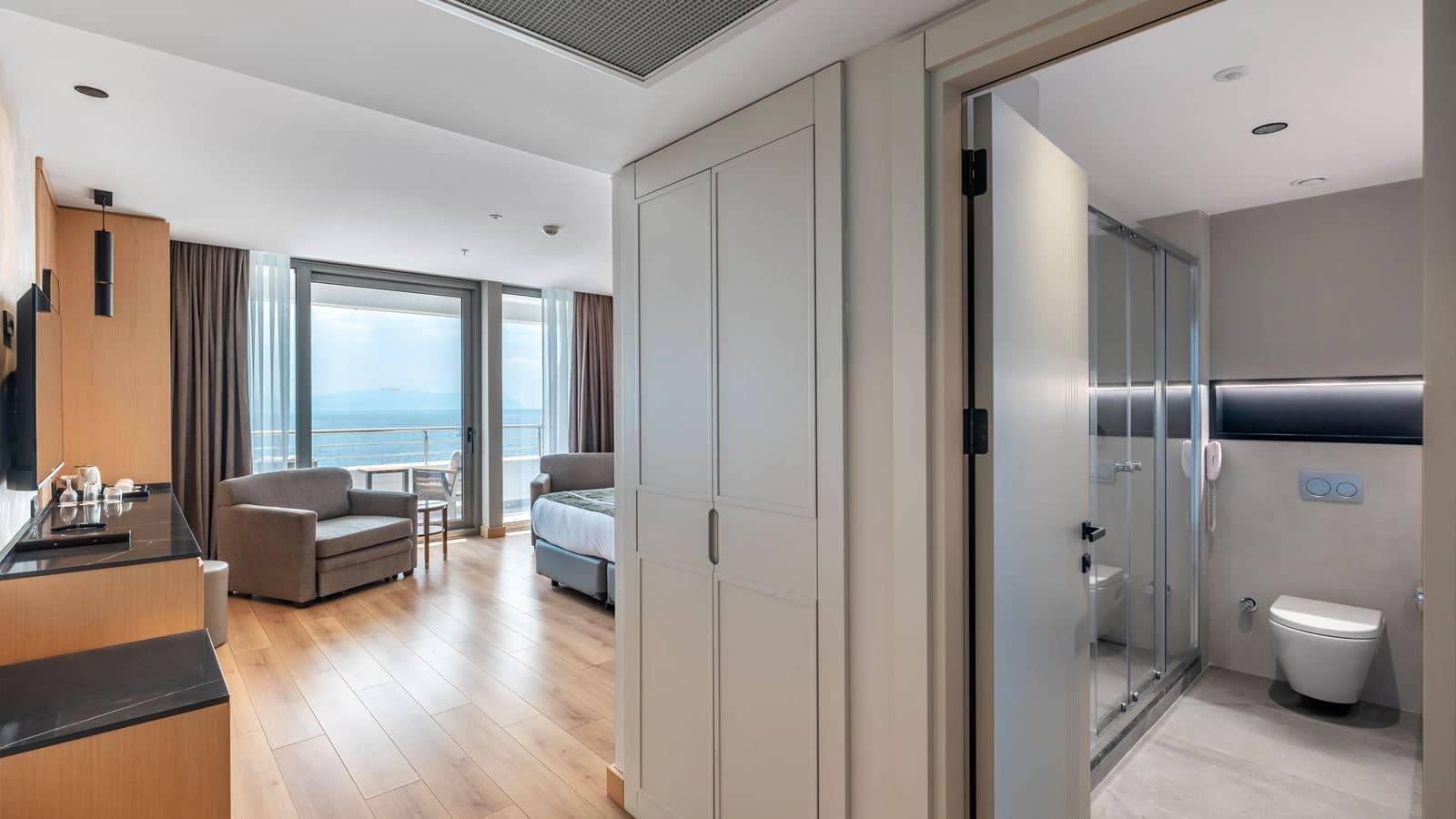 rooms-executive-room-seaview-balcony