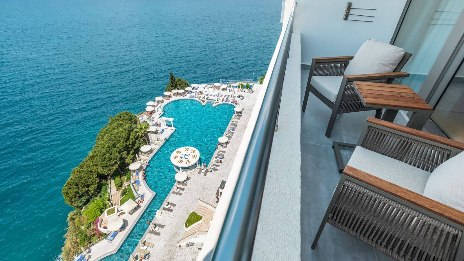 rooms-executive-room-seaview-balcony