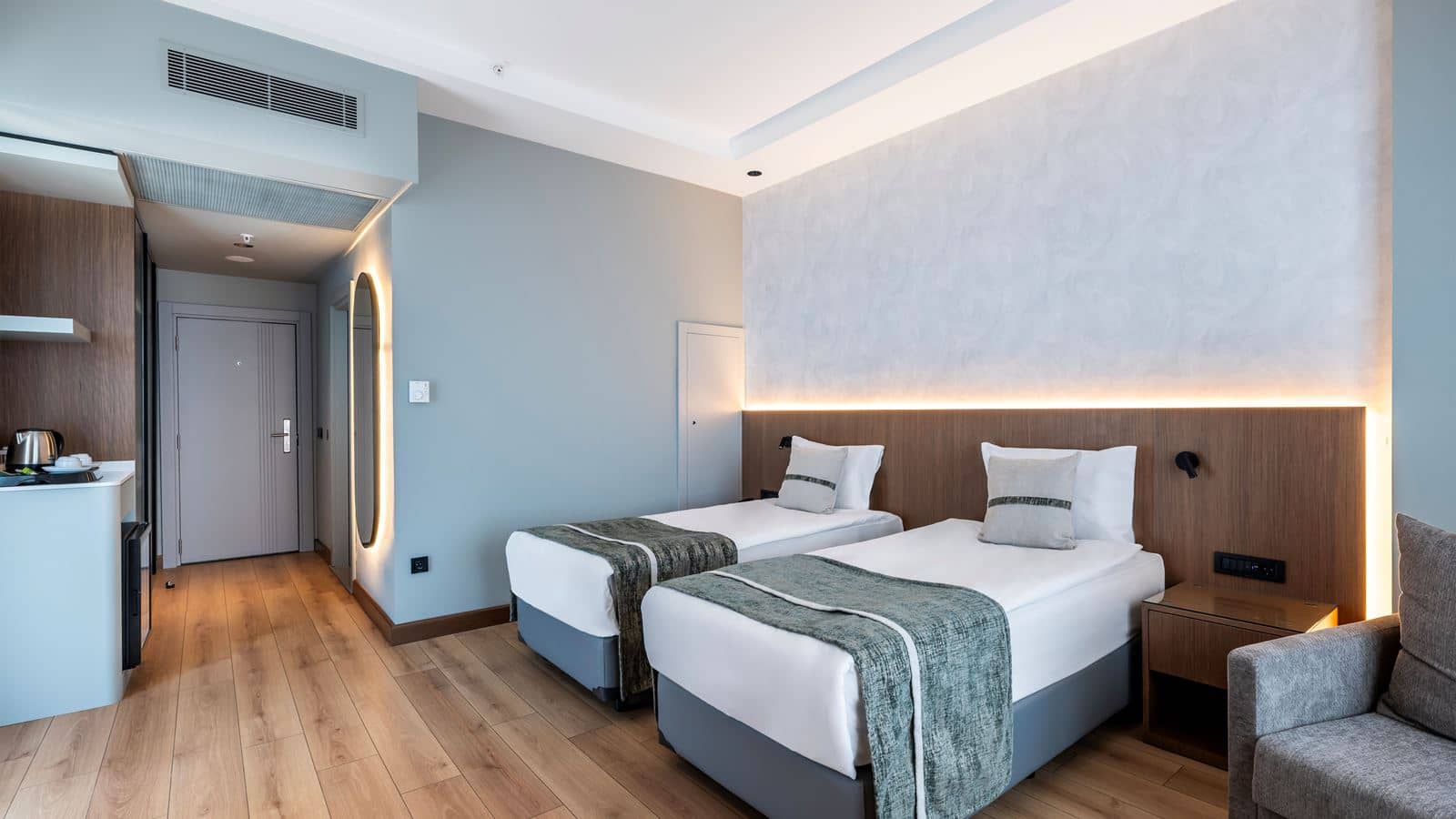 rooms-large-room-landview-balcony