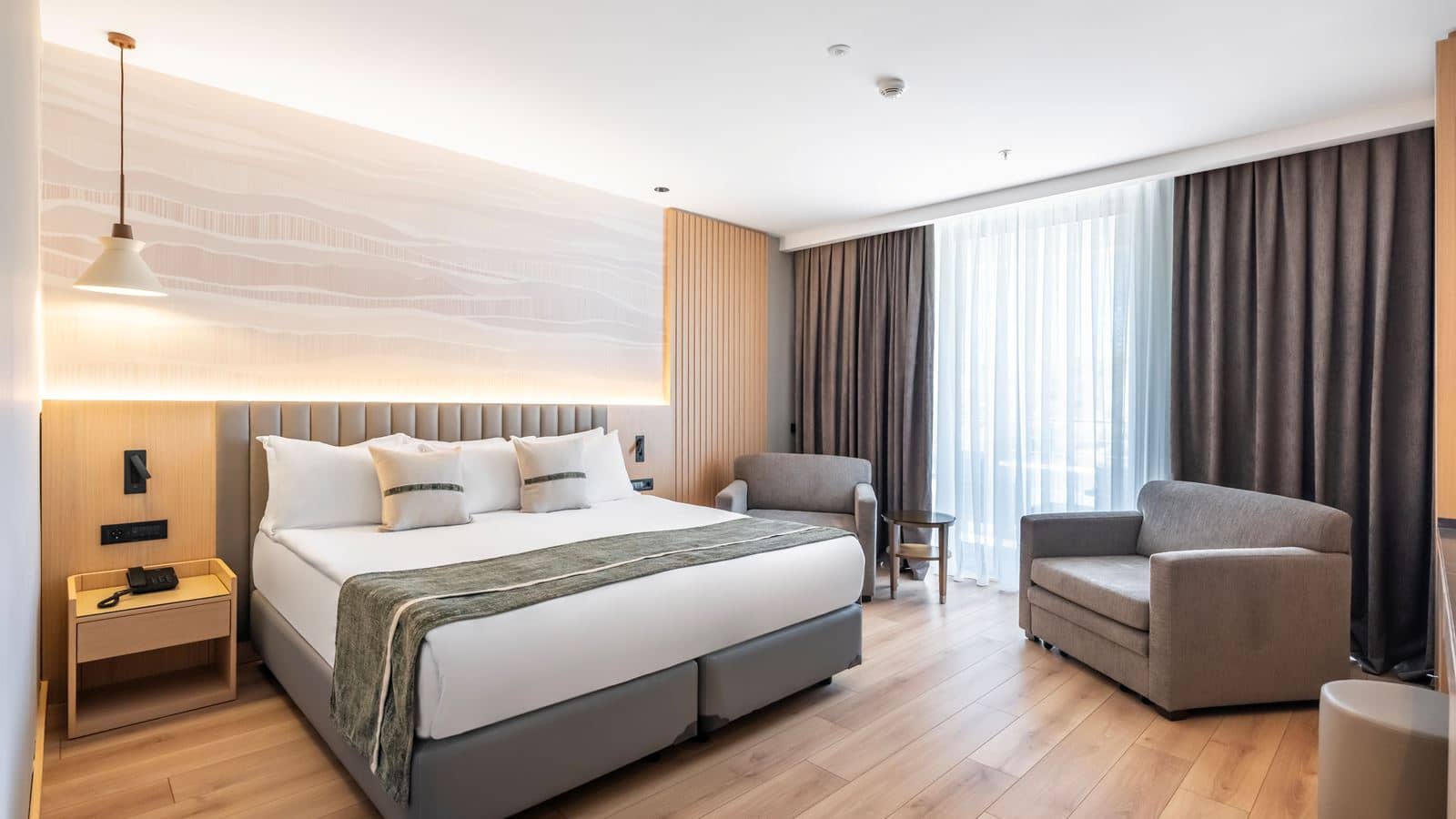 rooms-executive-land-view-room