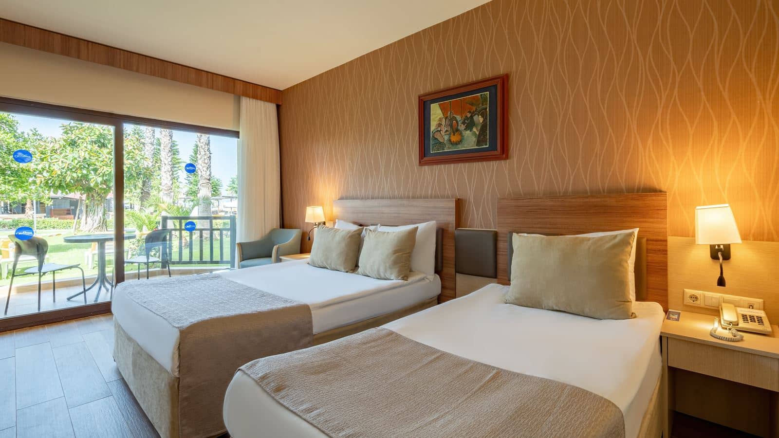 rooms-coral-room