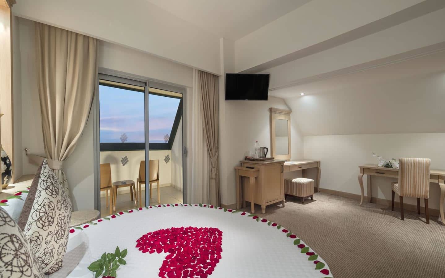 rooms-honeymoon-suite