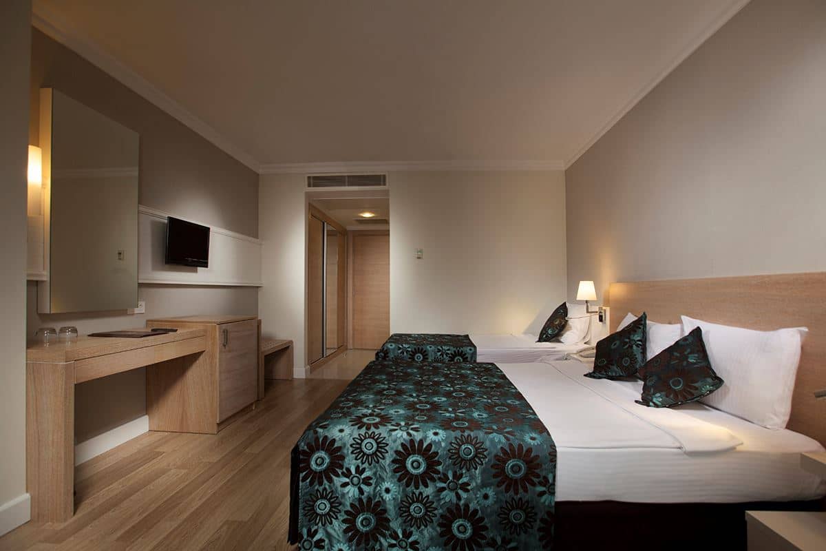 rooms-standard-pool-view