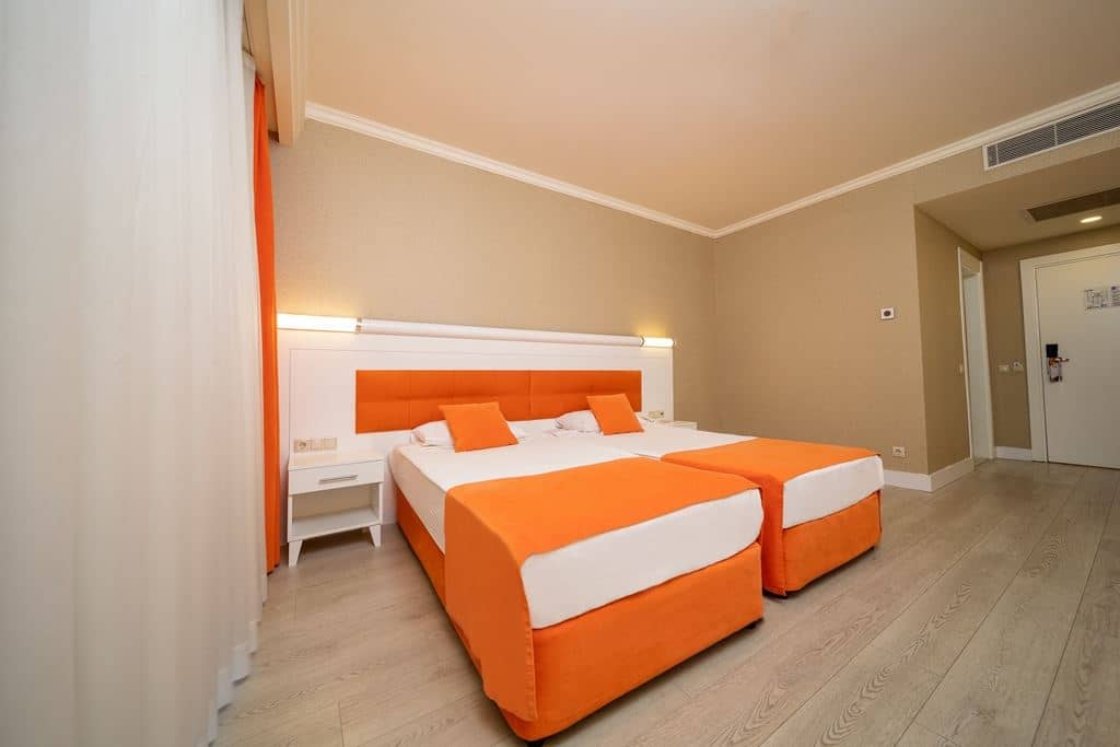 rooms-villalake-standard-room-pool-view