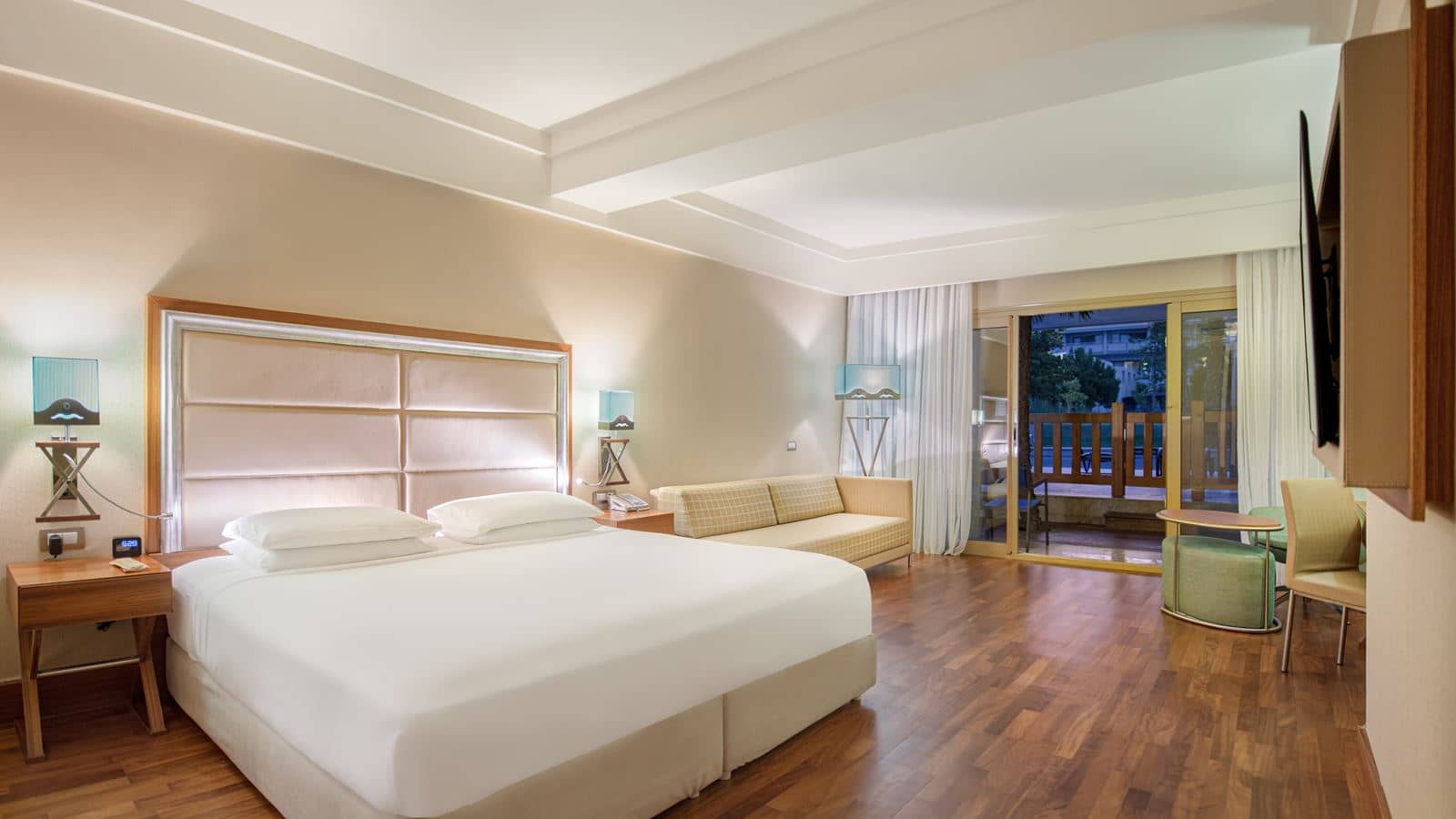 rooms-deluxe-family-room-swimup-pool-view