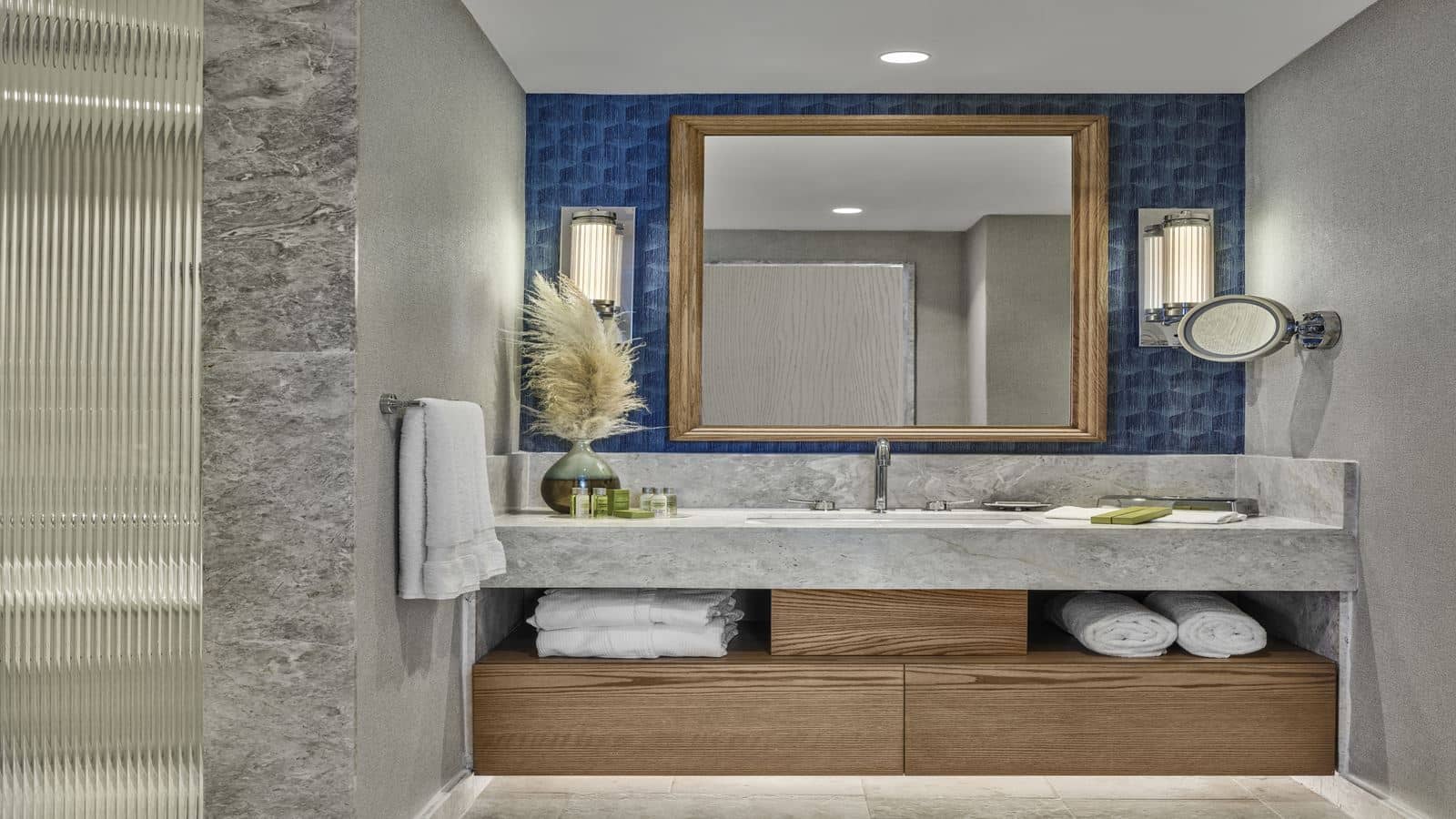 rooms-lake-house-swimup-room