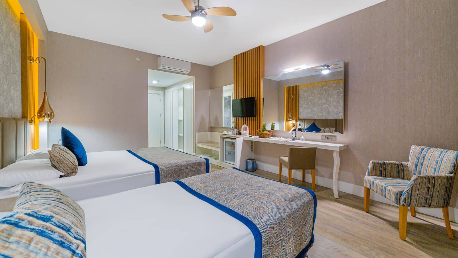 rooms-coral-room