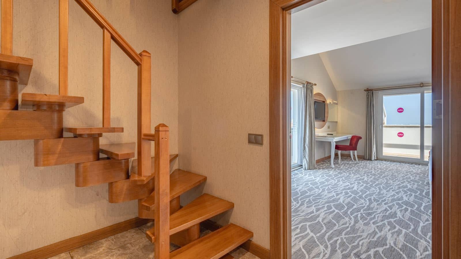 rooms-theodora-building-family-room-2-bedrooms