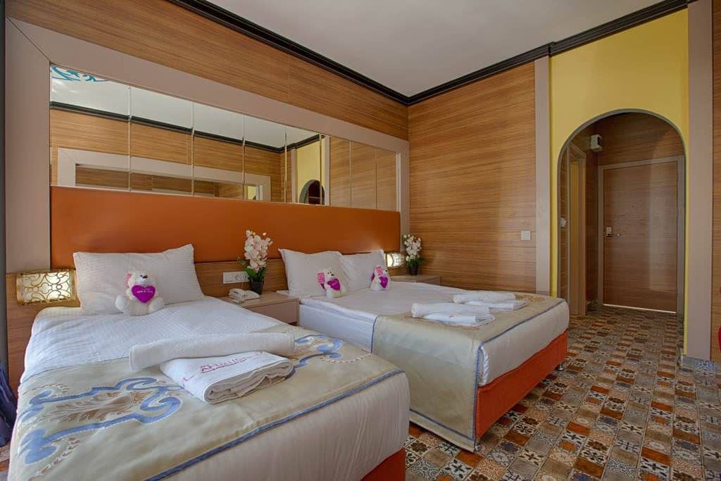 rooms-club-standard-room-pool-view