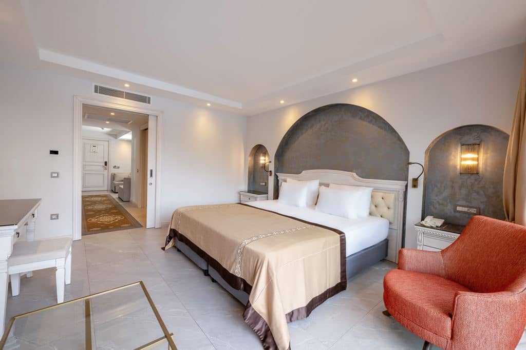 rooms-club-family-suite-swimup-sharing-pool
