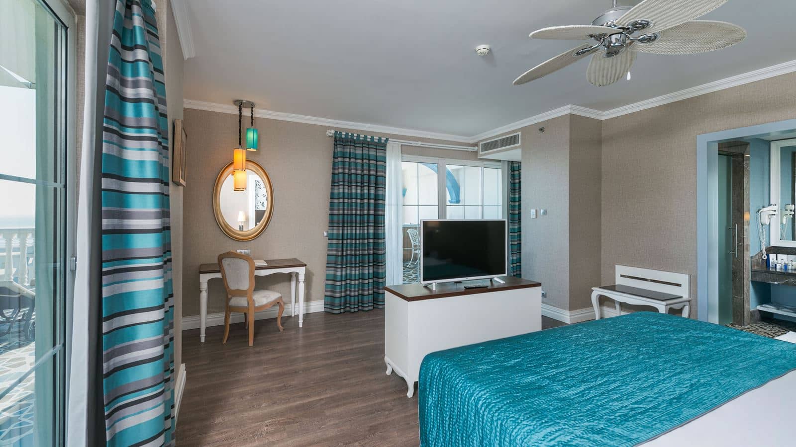 rooms-king-suite-land-view
