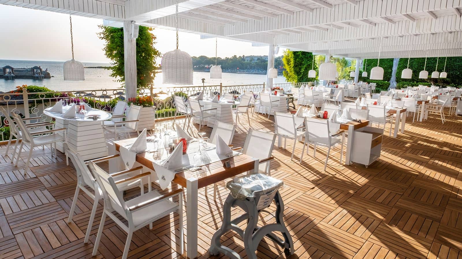 restaurants-the-red-lounge