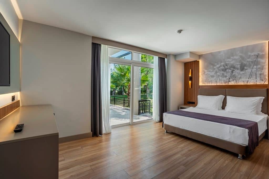rooms-lake-family-suit