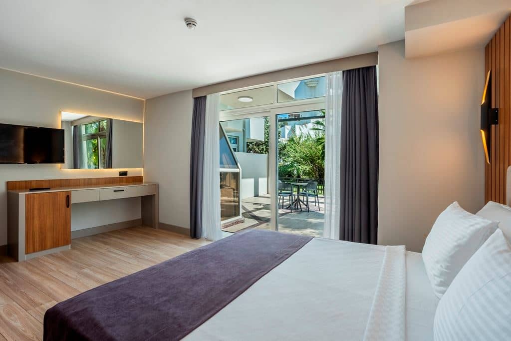 rooms-lake-family-suit