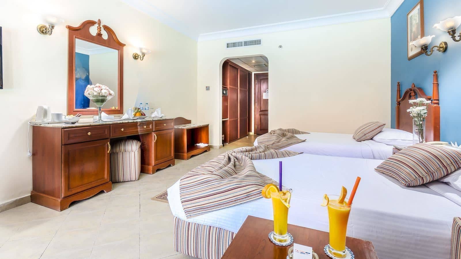 rooms-swim-up-room