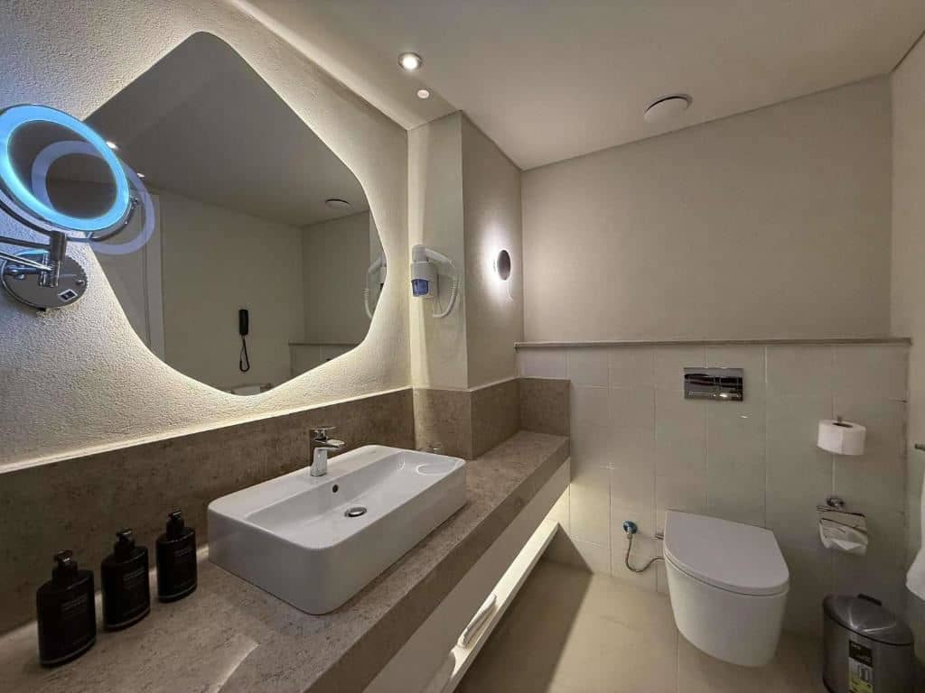 rooms-standard-room-with-1-king-size-bed--pool-viewmountain-side