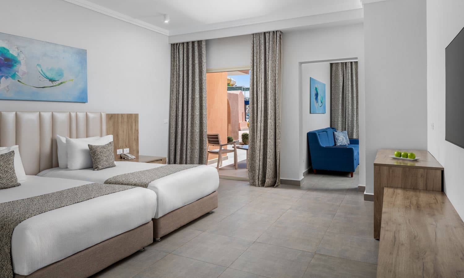 rooms-coral-premium-family-room-pool-view
