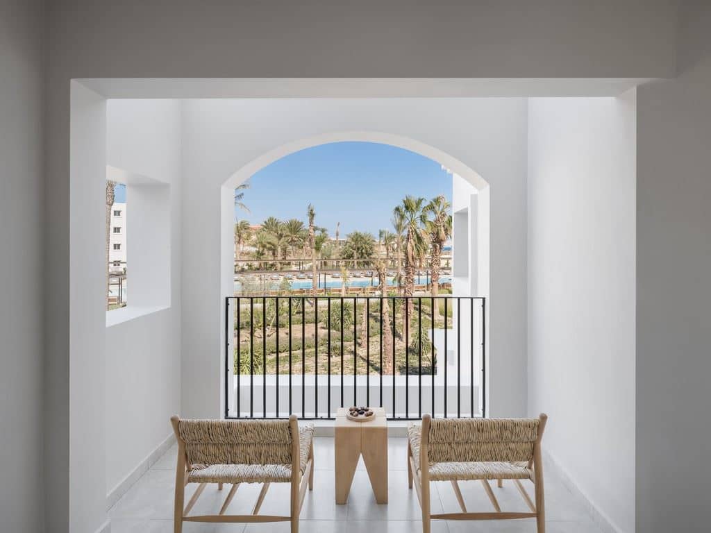 rooms-deluxe-twin-room-pool-view