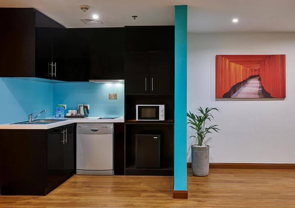 rooms-2bedroom-suite-balcony-partial-sea-view