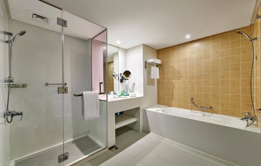 rooms-2bedroom-suite-balcony-partial-sea-view